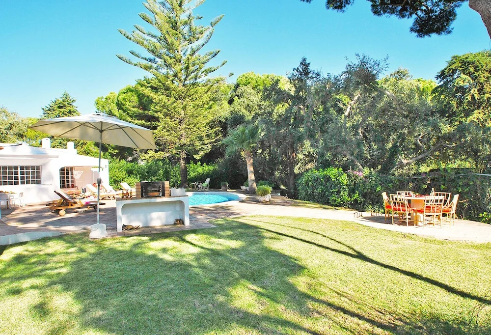 Villa AlGharif - com Piscina Aquecível, Jardim e BBQ em Albufeira