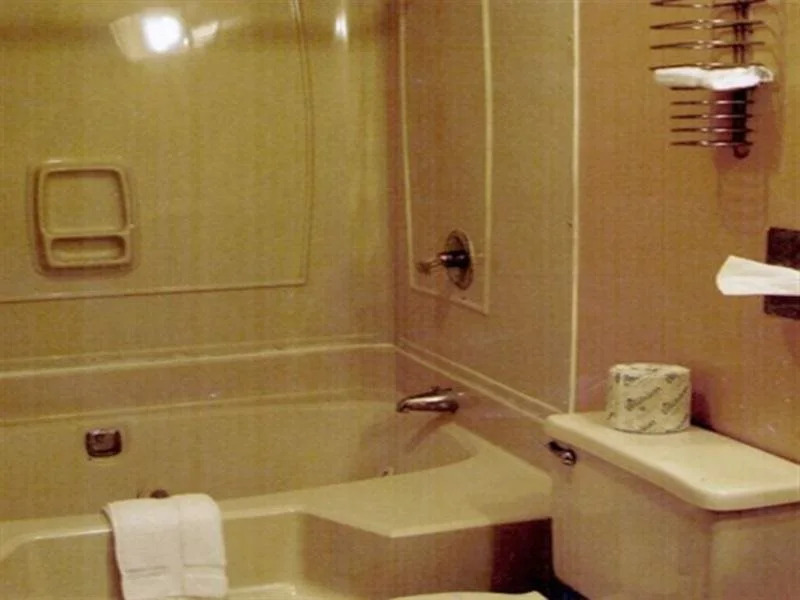 Great Lakes Inn & Suites