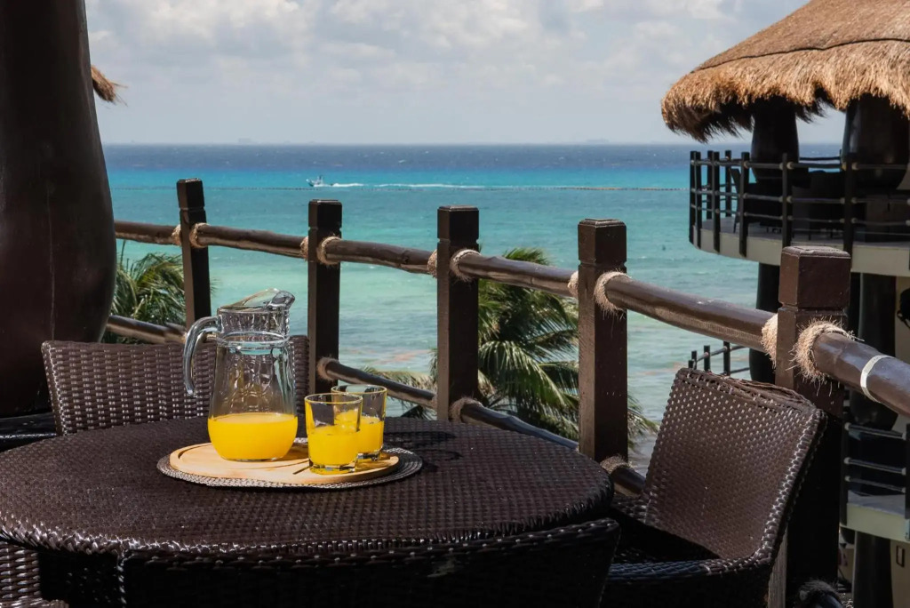 El Taj Oceanfront and Beachside Condo Hotel