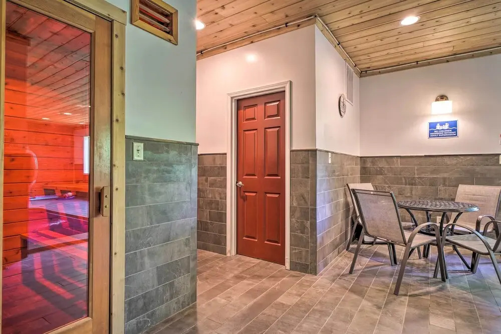 Saltwater Pool & Mtn-view Deck: Pigeon Forge Cabin