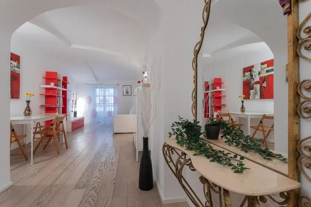 Red Studio Near Porta Nuova by Wonderful Italy