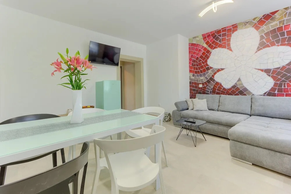 Modern Luxury 2-bedroom apt With Balcony & Patio