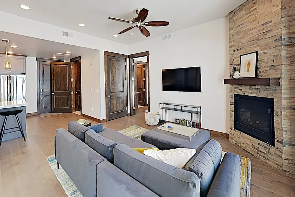 New Listing! Blackstone All-suite W/ Pool & Gym 2 Bedroom Condo