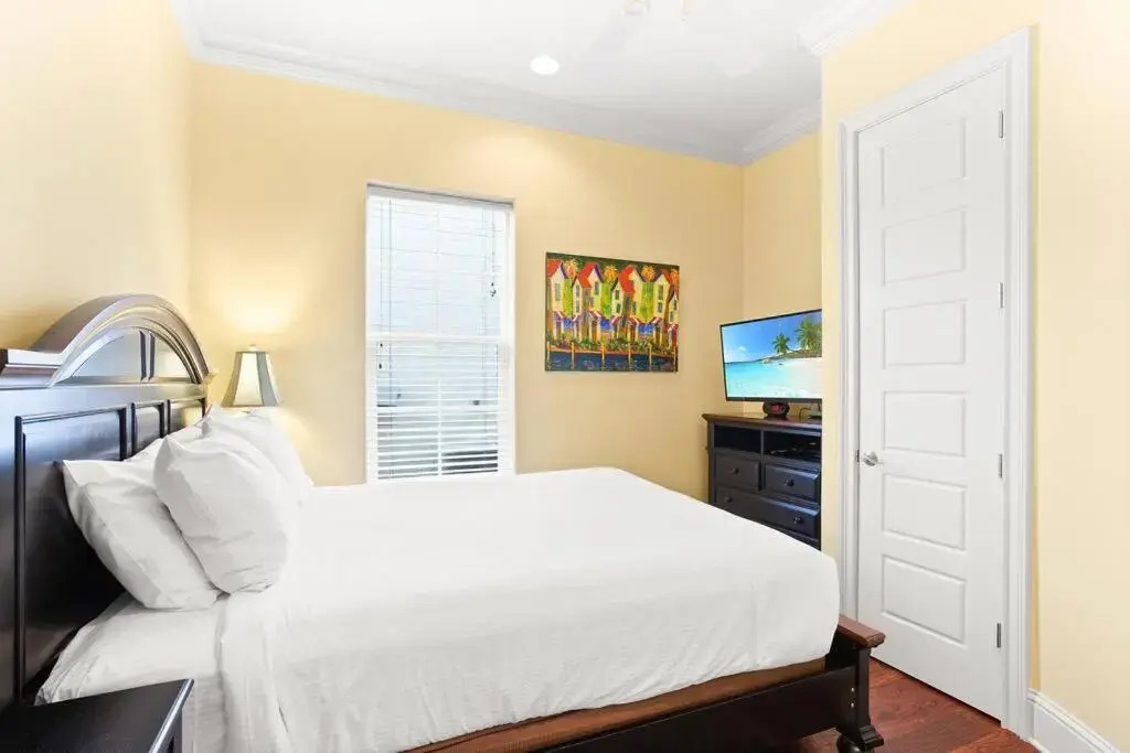 4 Bedroom house on the golf course with 2 golf carts!
