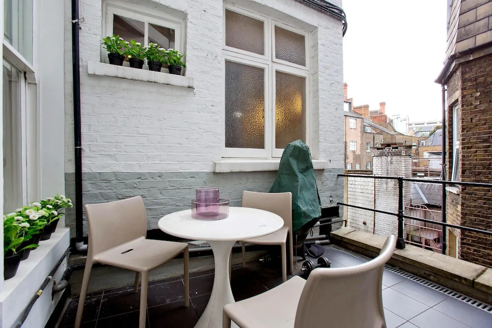 Stunning 2 bed and bath in Kensington