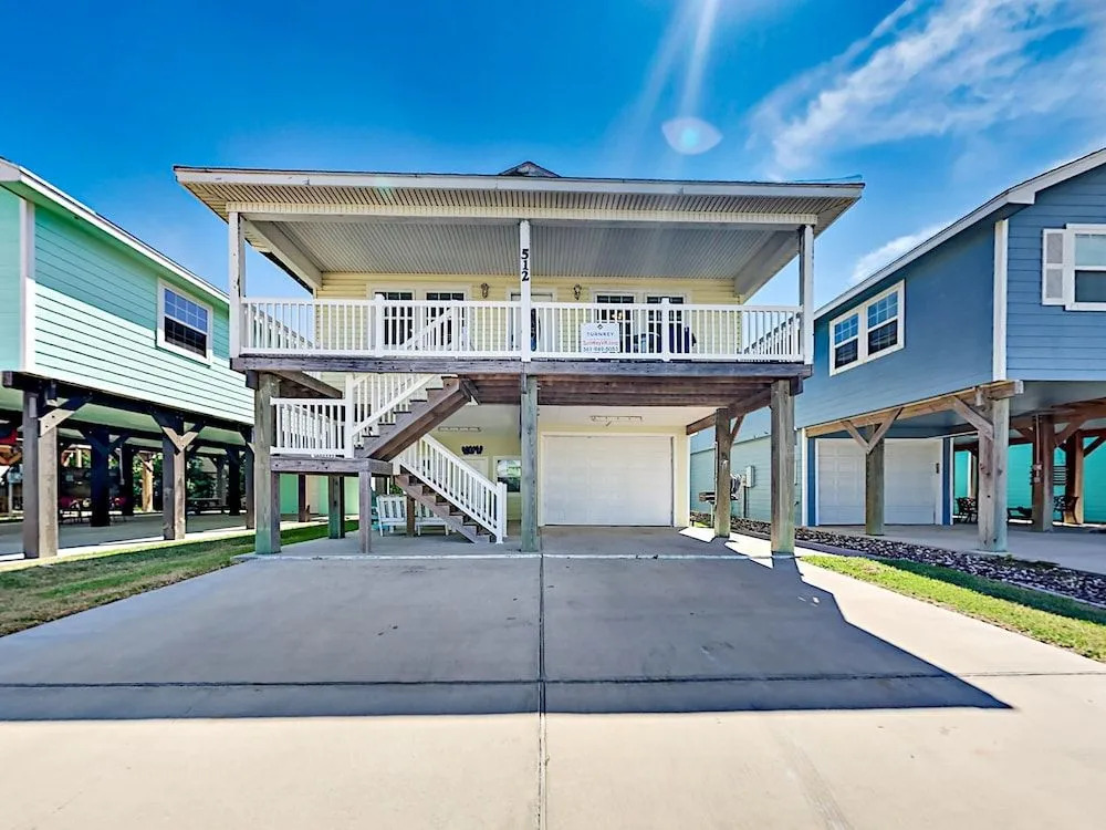 3BR 2BA 1.5 Blocks to Beach by RedAwning