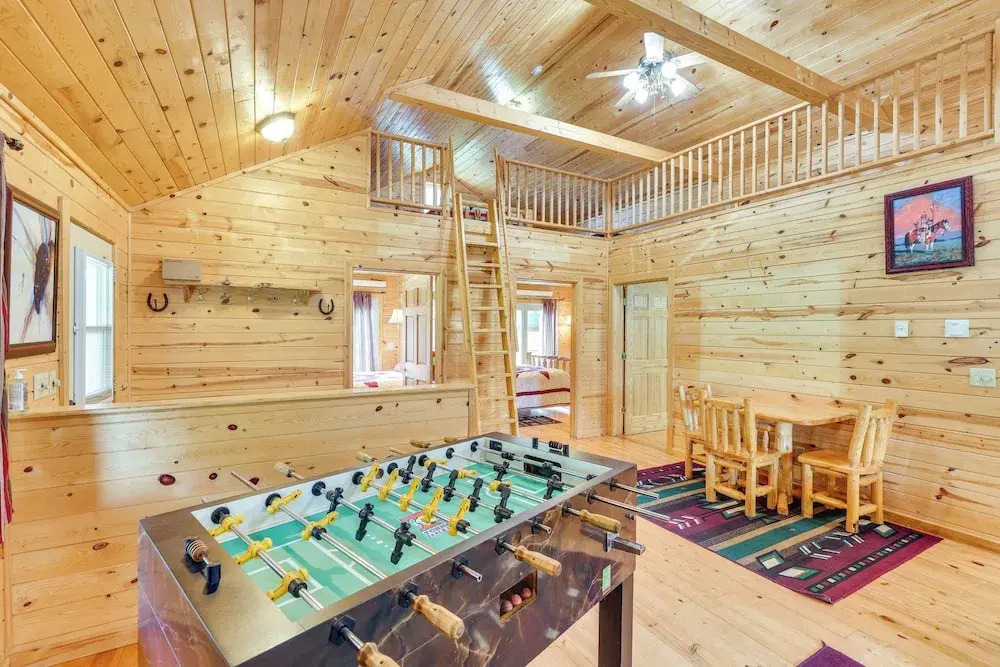 Wraparound Deck & Grill: Deadwood Cabin