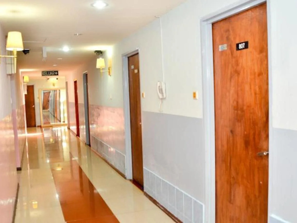 J & J Hotel