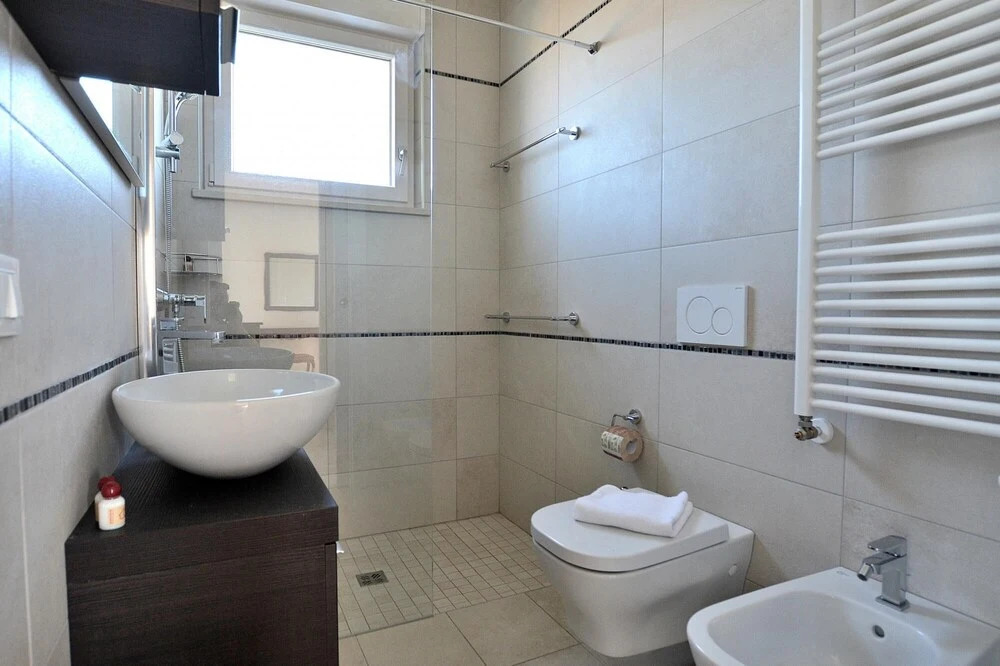 Villa Lisi - Sleeps 8 Private Garden in Residence With Pool in Bardolino