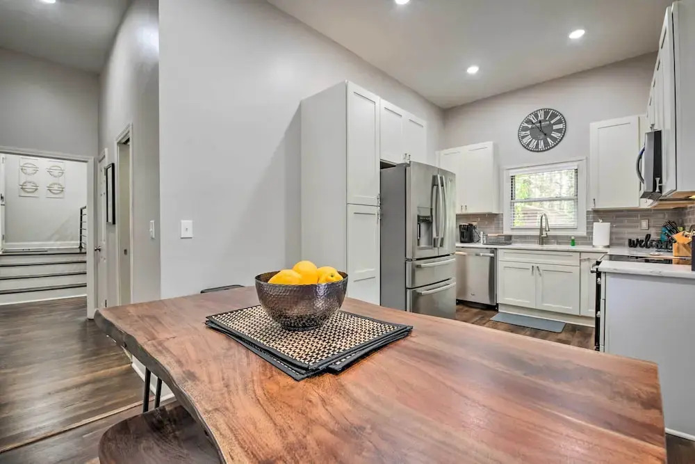 Atlanta Retreat w/ Deck in Greenbriar Area