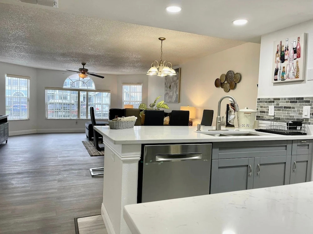 Grand Luxury 3BR Apartment Near Disney 010