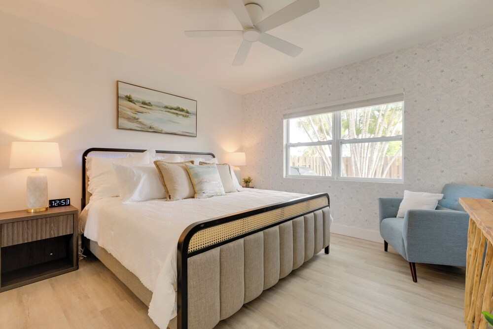 North Palm Beach Oasis w/ Hot Tub - 2 Mi to Ocean