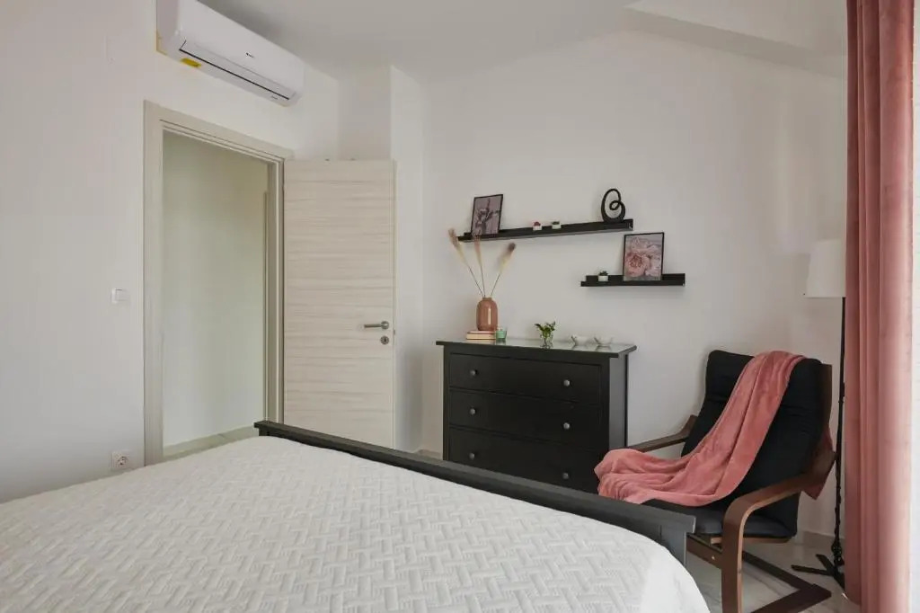 On the Third Cloud 2BDR with walk-in closet