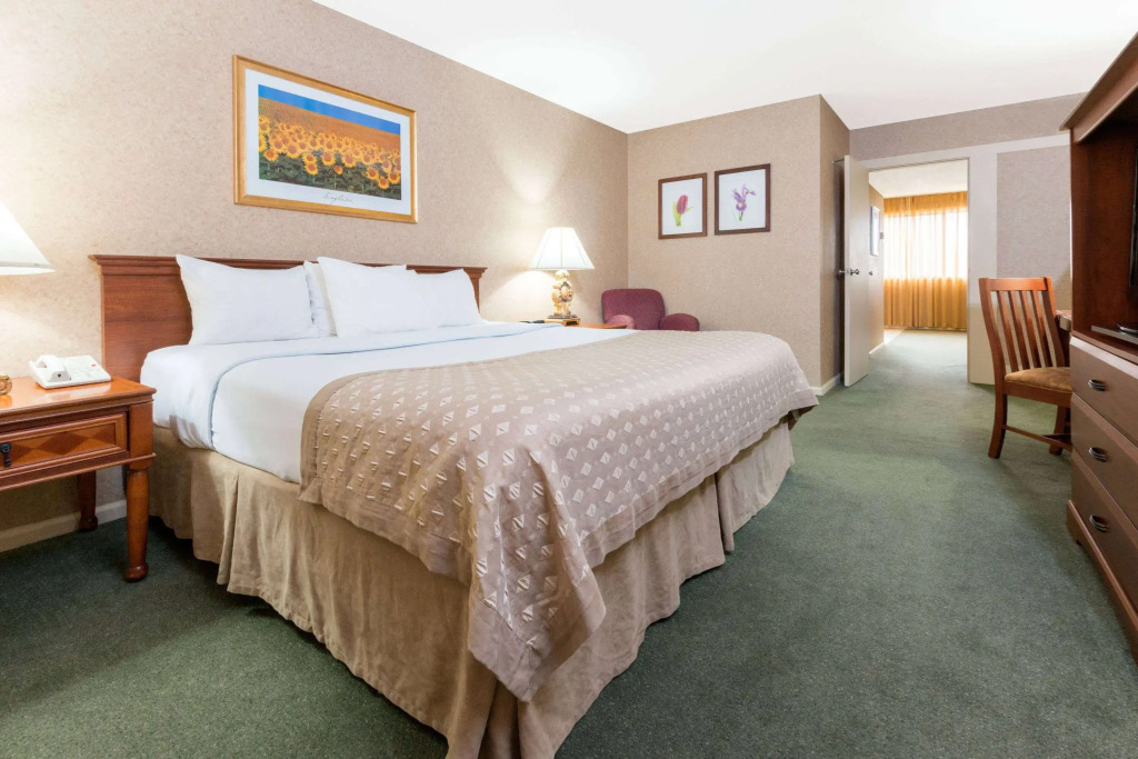 Ramada by Wyndham Topeka Downtown Hotel & Convention Center