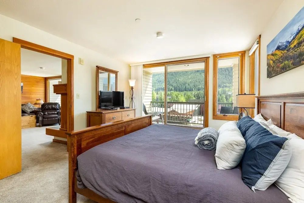 1483 Lakeside 1 Bedroom Condo