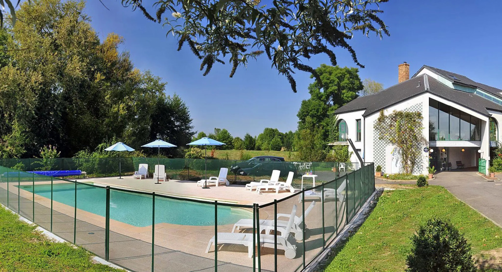 Golf Hotel Colvert - Piscine extérieure et Room Service