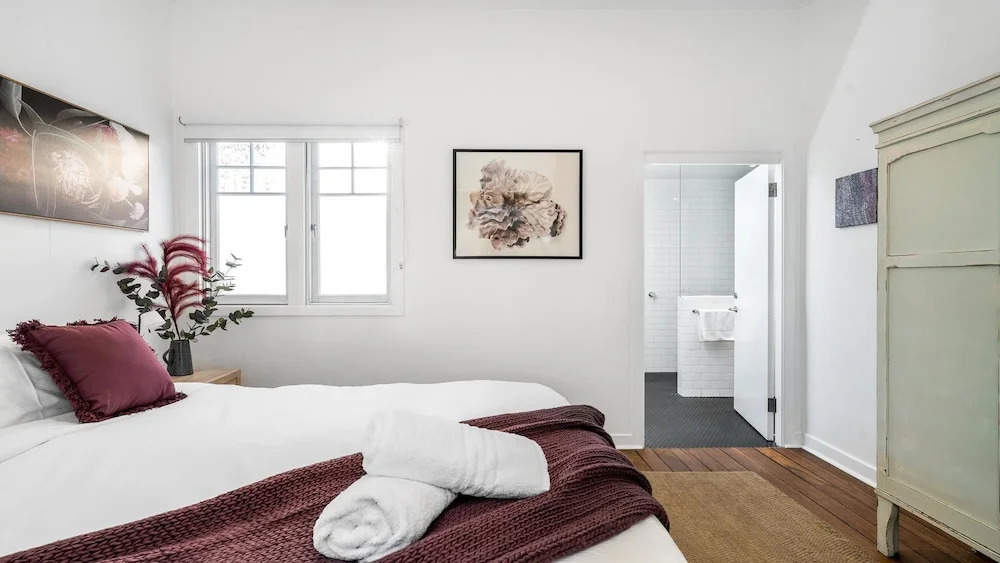 Alkira - Boutique cottage - Walk to Clarkes Beach