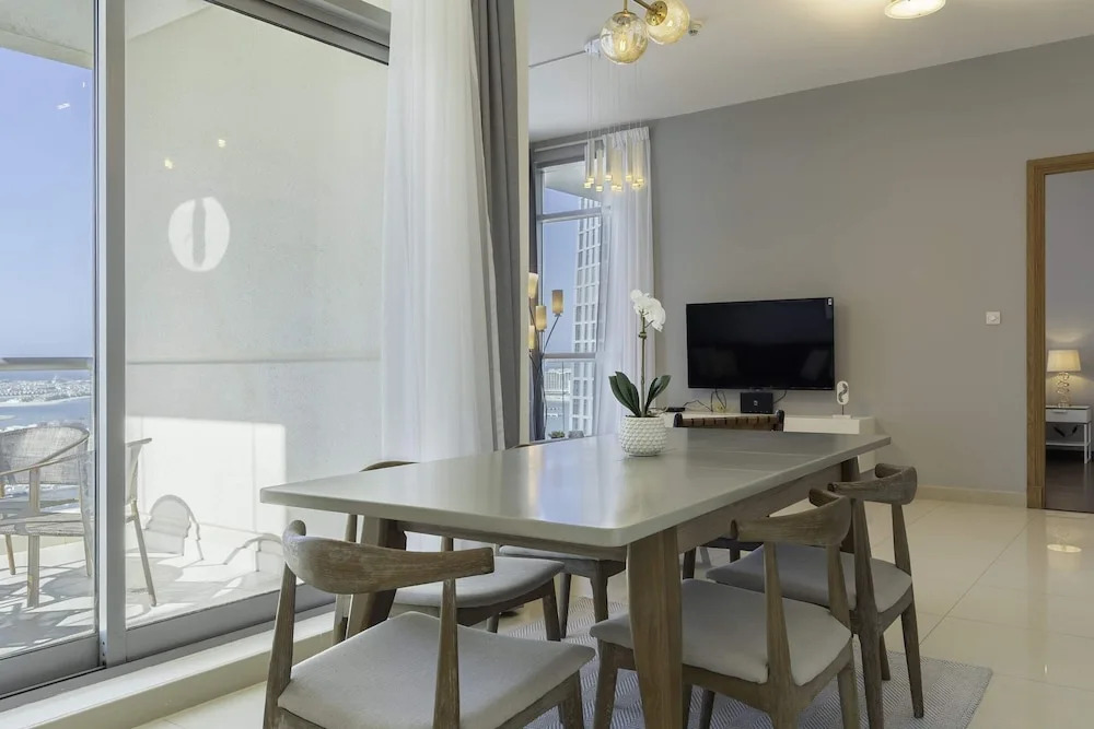 Sleek & Serene Apartment w/ Stunning Marina Views