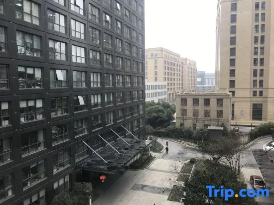 Yuju Hotel Apartment (Shanghai Pengpu New Village Subway Station)