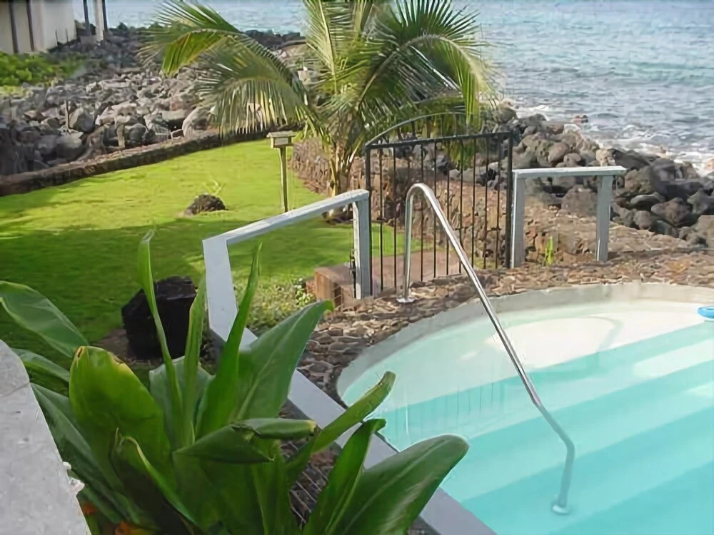 Kona Bay Seaclusion Oceanfront by RedAwning