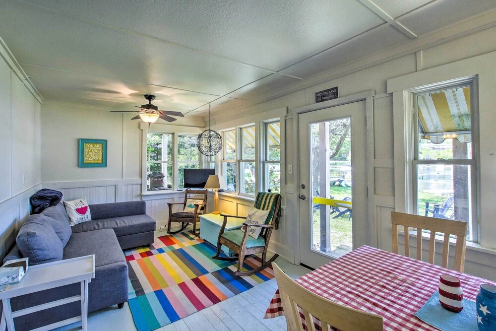 Crystal Lake Cottage: Kayaks & Fire Pit!