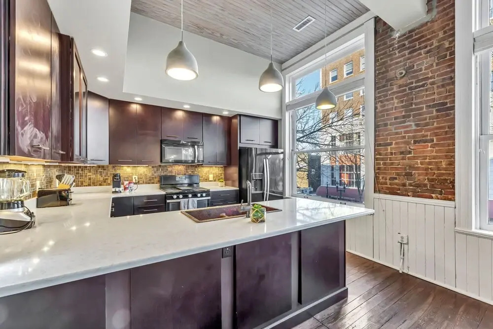 Elm St. Retro Retreat - Downtown Condo