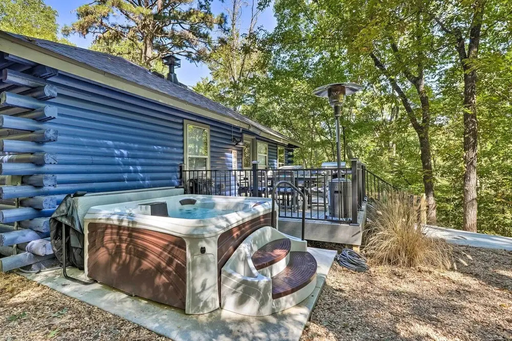 Secluded Table Rock Lake/branson Cabin w/ Hot Tub!