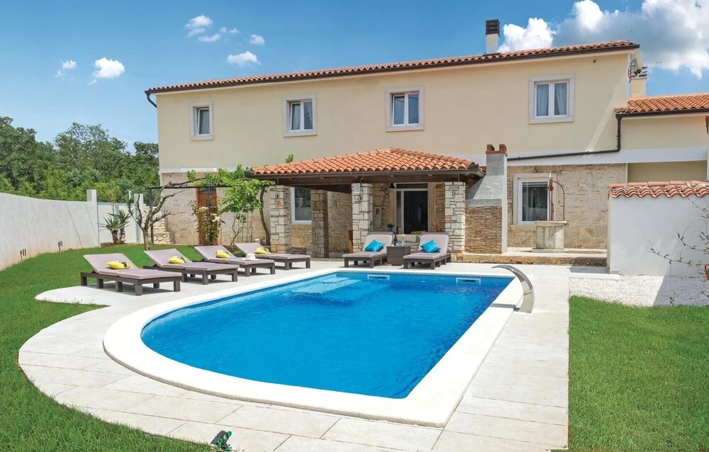 Gorgeous Home In Peruski