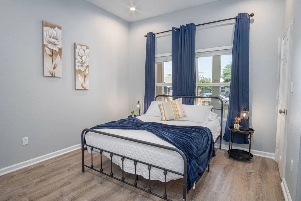 Inviting 4br/2ba Near Downtown & Riverwalk