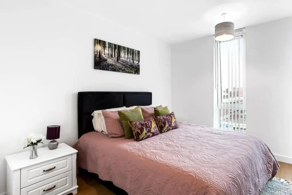 Stylish 2 Bed/2 Bath, Parking - Bracknell Centre