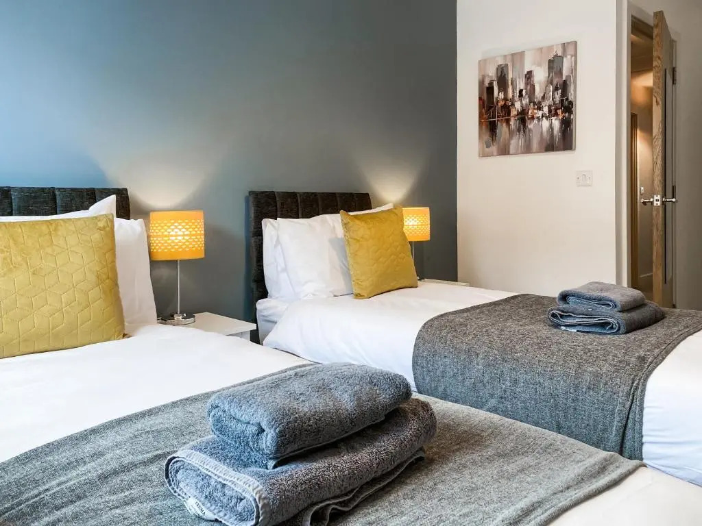 The Chaucer - Modern 3 Bed Home with parking close to city centre