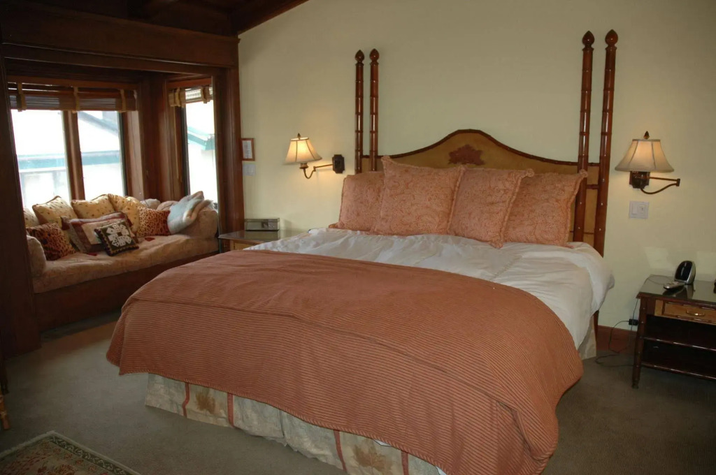 Plaza Lodge by Destination
