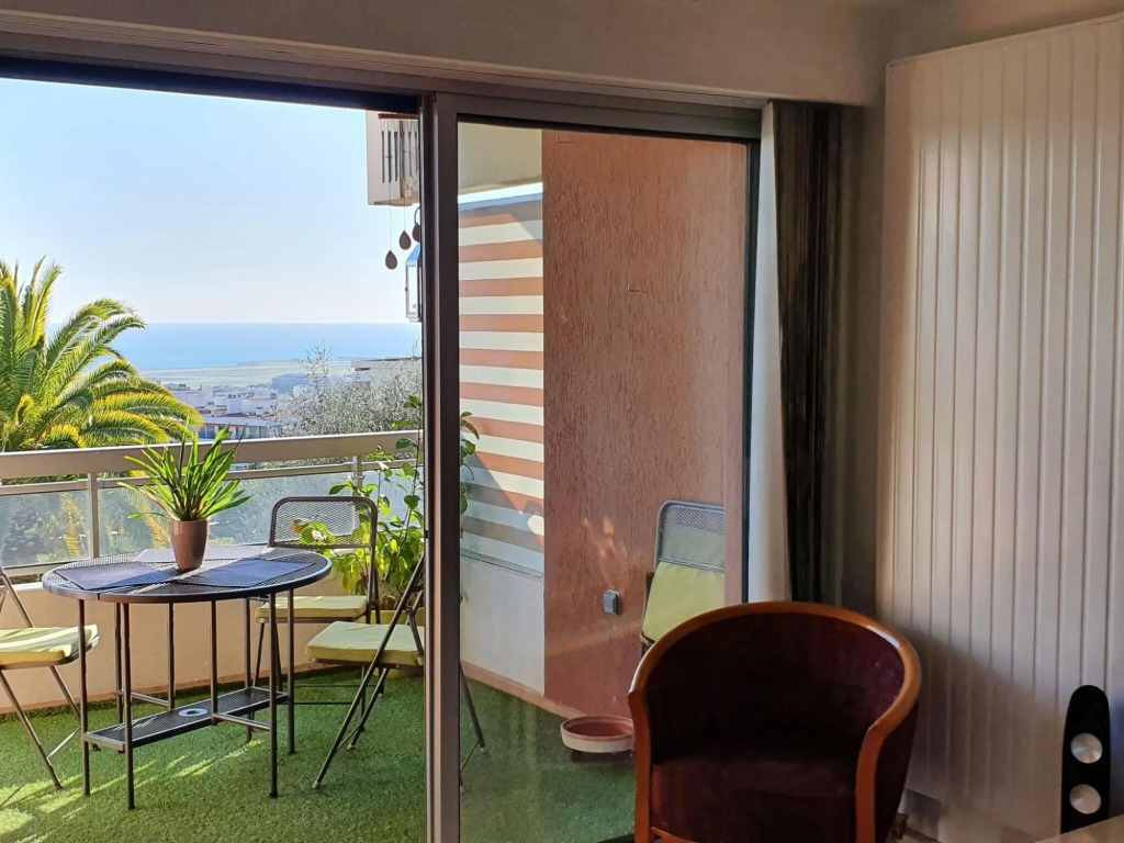 Classy Apartment in Nice with pool and private parking place