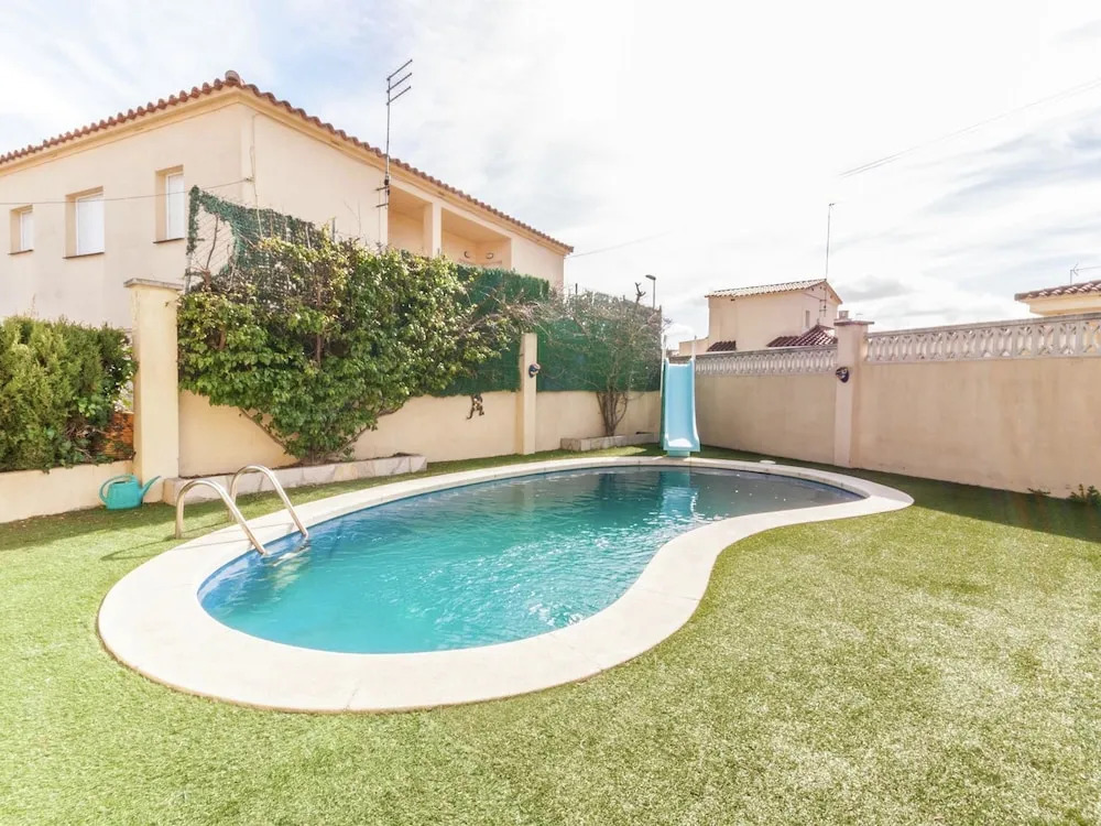 Alluring Villa in L'escala With Private Swimming Pool
