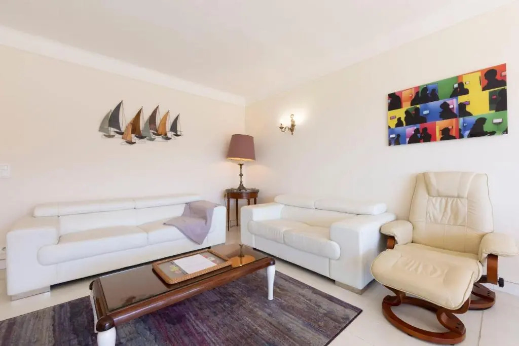 Fully equipped appartment 105 m2 clear view on the sea and californie hills