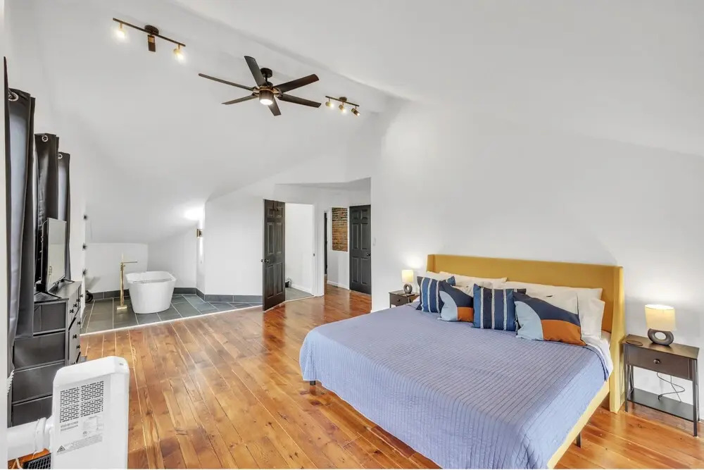 2 King/3 Bath, Toddler Friendly, Free Parking/laundry 2 Bedroom Duplex by Redawning