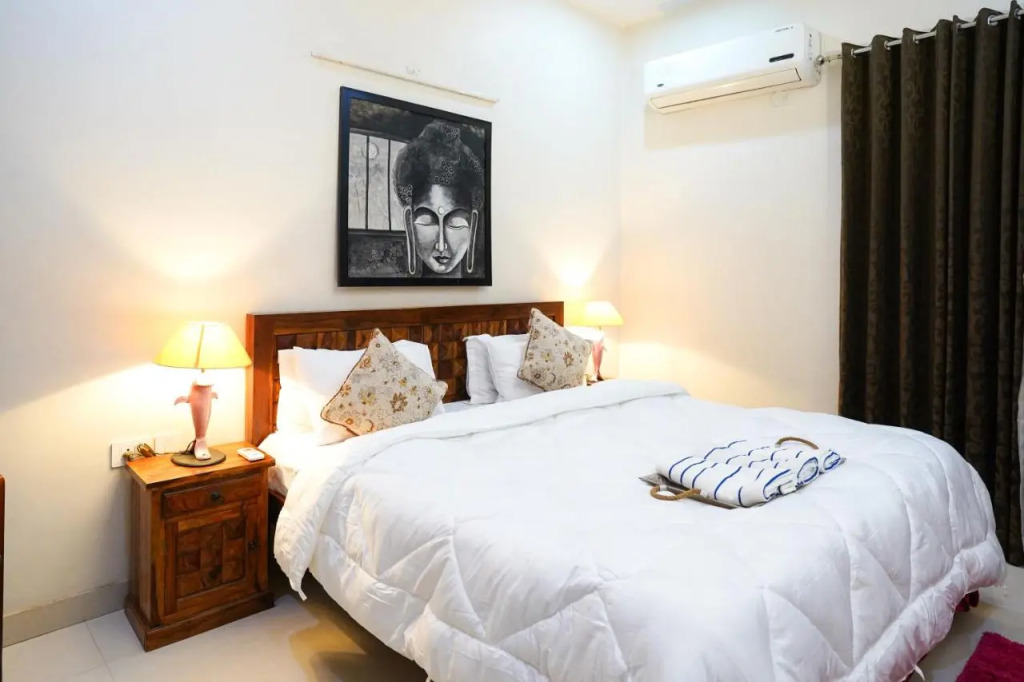Lime Tree Luxurious 3BHK Serviced Apartment Near Medanta