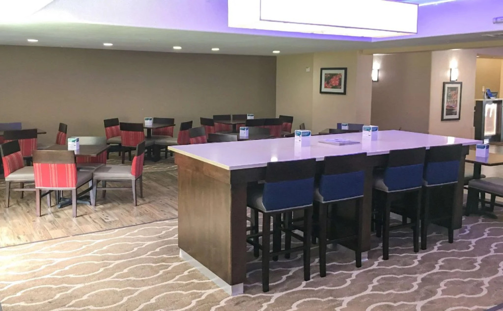 Comfort Inn & Suites Near Six Flags & Medical Center