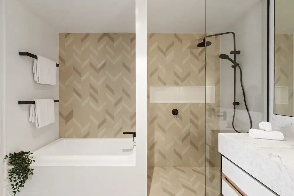 Chic 1-bed With a Sleek Balcony Near Shops