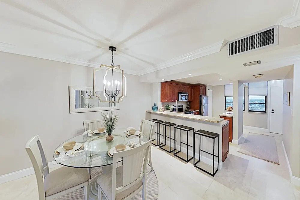 Chic High-rise W/ Gulf Views, Pool & Hot Tub 2 Bedroom Condo
