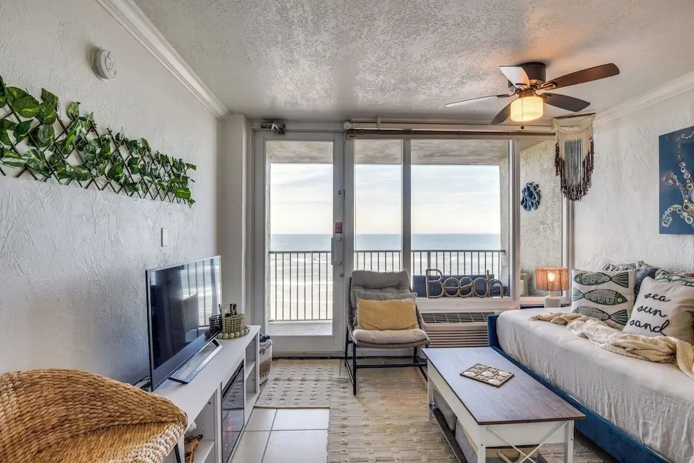 Walk to Shore! Top-floor Daytona Beach Condo