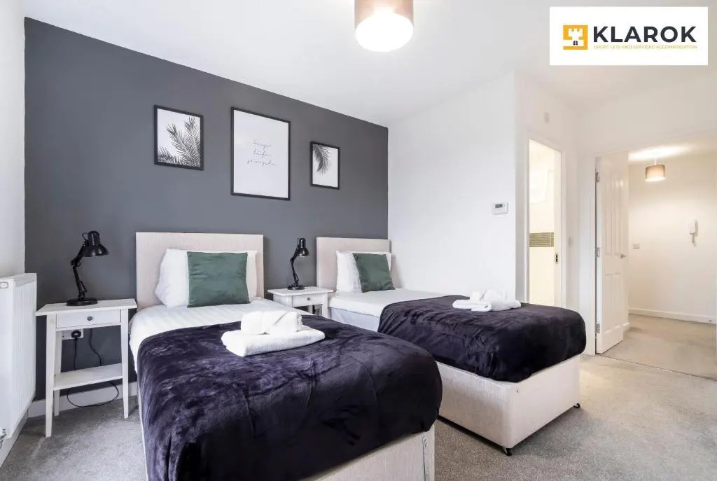 Large 2bed Central Apartment inc Free Parking by Klarok Accommodation Ltd