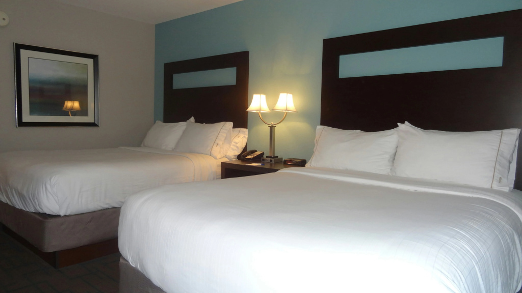 Holiday Inn Express Hotel Kansas City - Bonner Springs by IHG