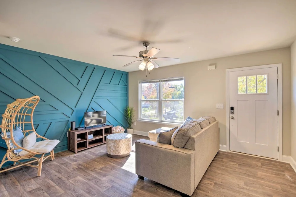 Greer Getaway w/ Smart TV ~ 1 Mi to Dtwn!