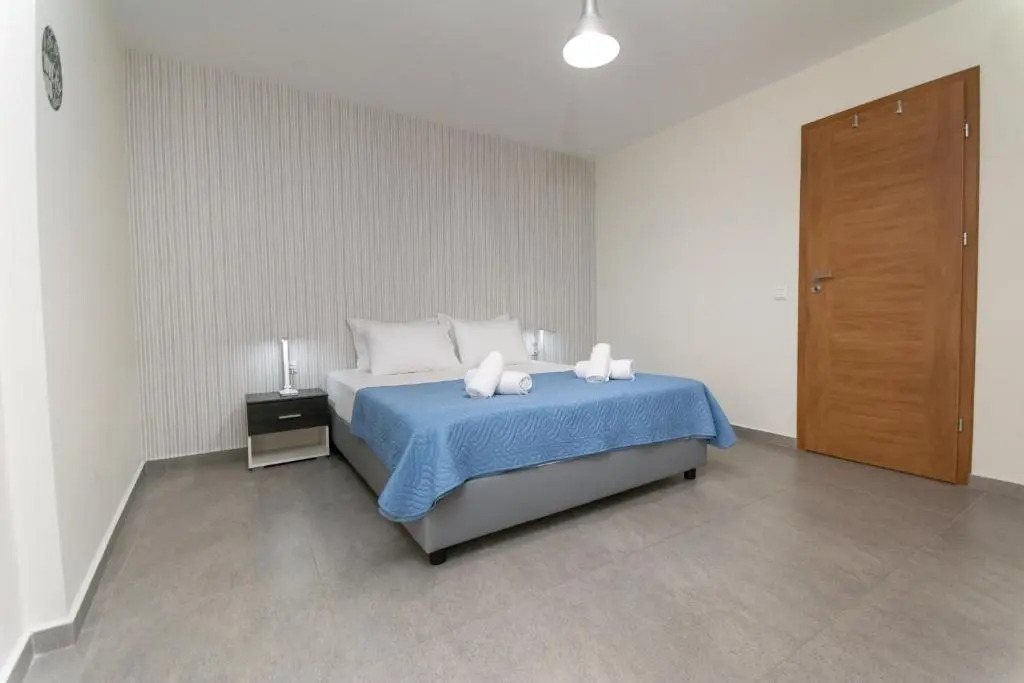 Spacious Fully Equipped 3BD 2Bath Apt in the heart of city with Balconies AC and fast WIFI #1