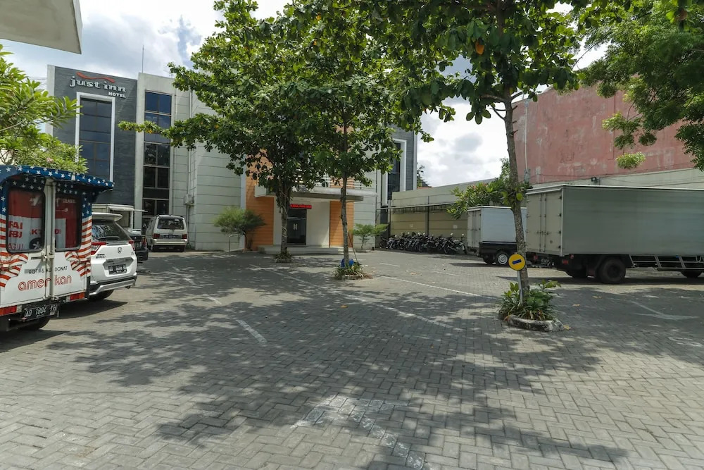 RedDoorz near Universitas Sebelas Maret