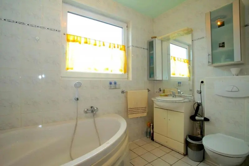 4526 Private Single Rooms
