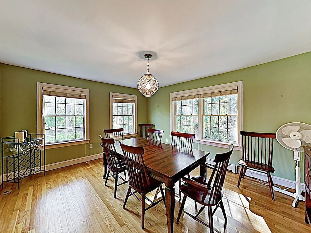 New Listing! Spacious Victorian - Walk To Beach 3 Bedroom Home