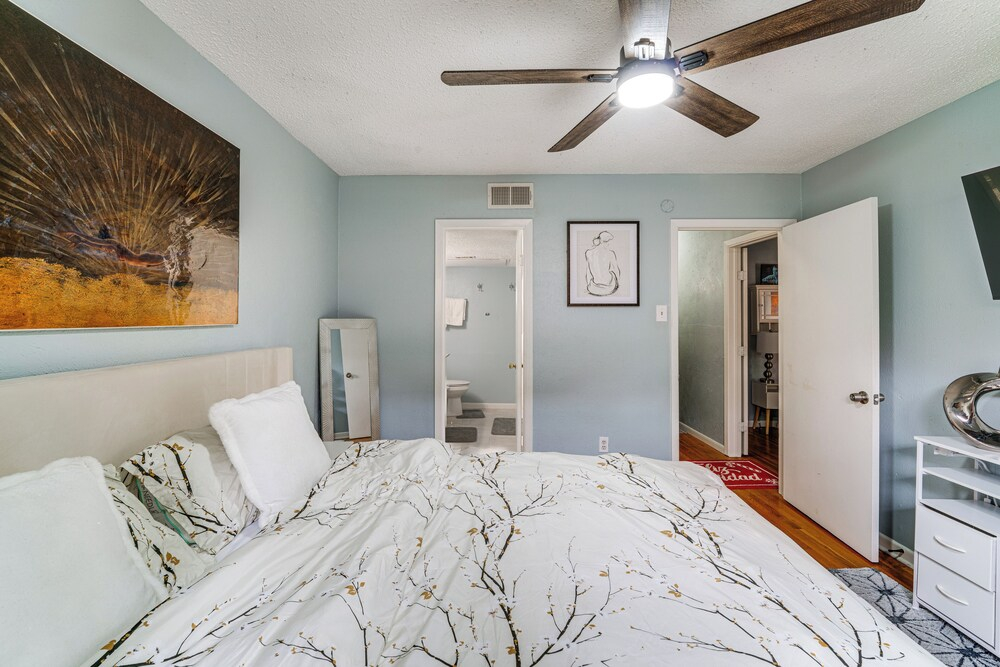 Near Expressways! Cozy Dallas Condo w/ Workspace