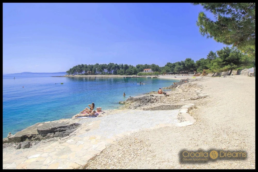 Sunshine Deluxe 80m2 Apartment With Pool, 50 m2 Garden Lounge and Outdoor Space